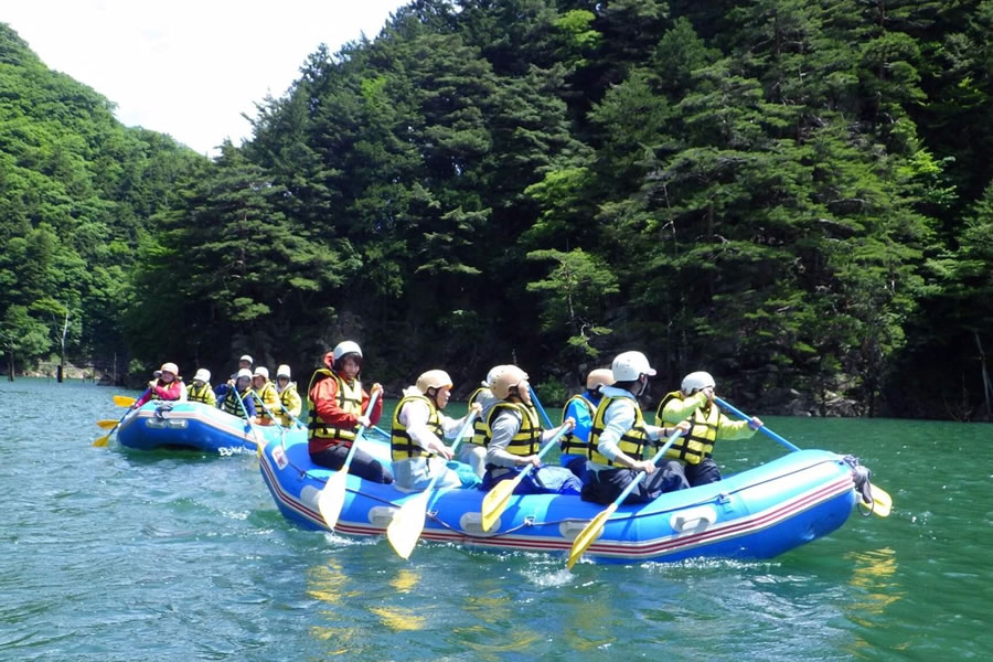 Raft touring in Lake Azusa
